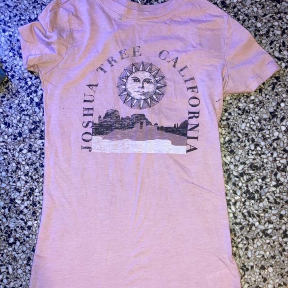 Cute Aeropostale shirt with a sun on it